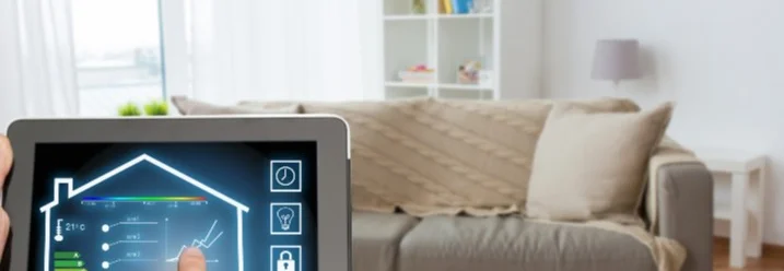 Person steuert Smart Home mit Tablet